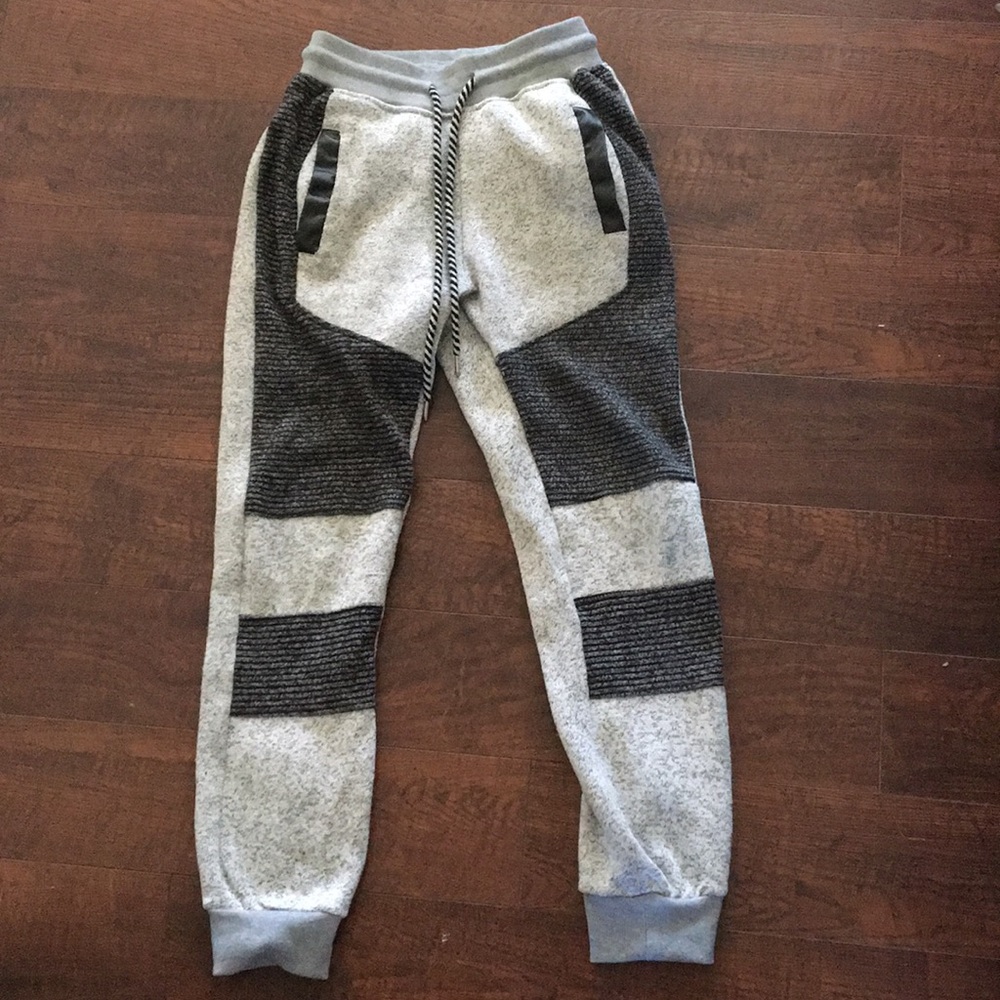 Patterned grey sweatpants joggers